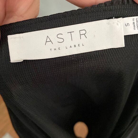 ASTR The Label Women's Long Sleeve Pleated Crop Top in Black - Picture 10 of 11